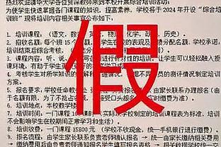 ?穆德里克发角球，身后看台的小孩对着他狂竖中指